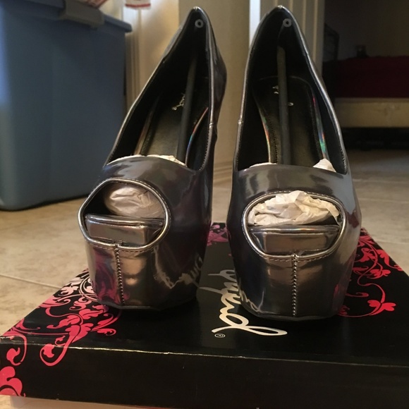 Qupid Ellie Pewter Hologram platform heels Size 8.5! - Picture 3 of 5